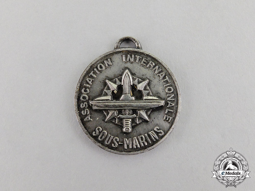 france._an_international_submarine_association_badge_c17-170_1