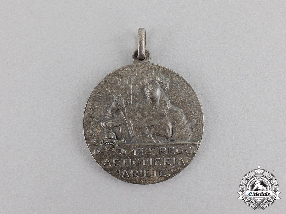 italy,_kingdom._a132_nd_artillery_regiment"_ariete"_medal_with_case,_c.1925_c17-3119_1_1_1