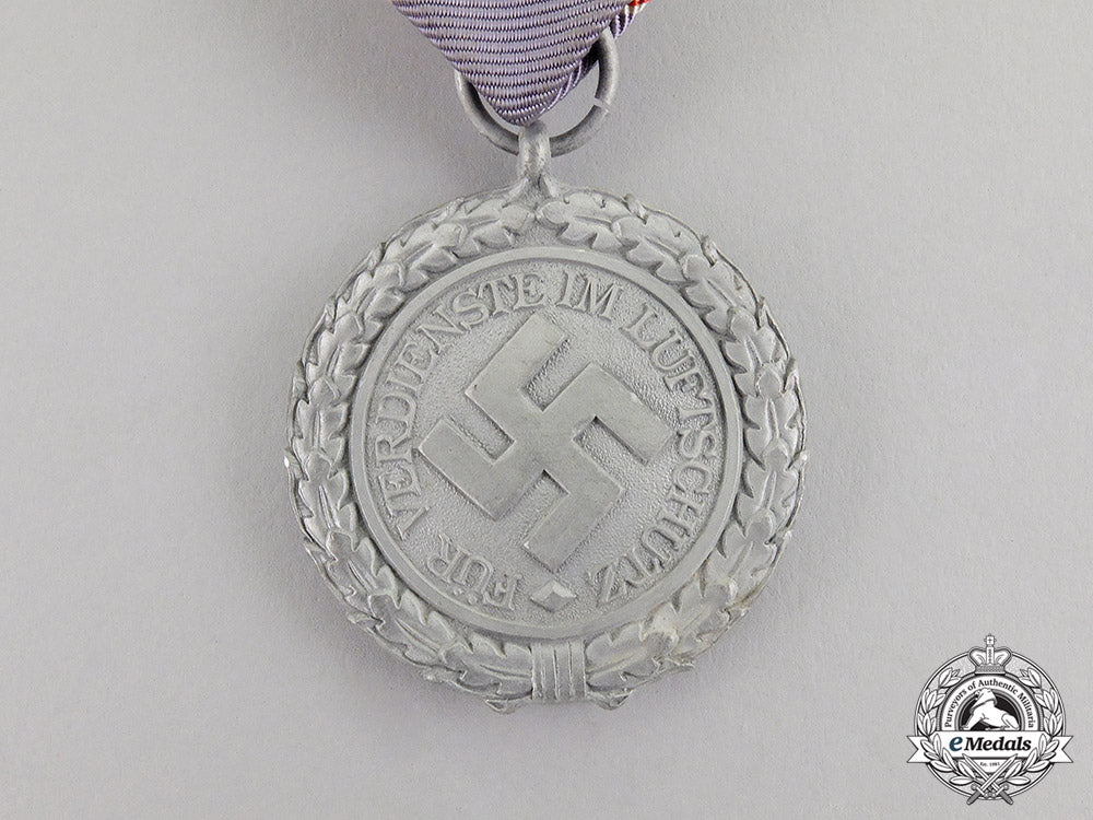 germany._an_air_raid_defense“_luftschutz”_medal;_second_class;_light_version_c17-3222