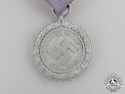 germany._an_air_raid_defense“_luftschutz”_medal;_second_class;_light_version_c17-3222