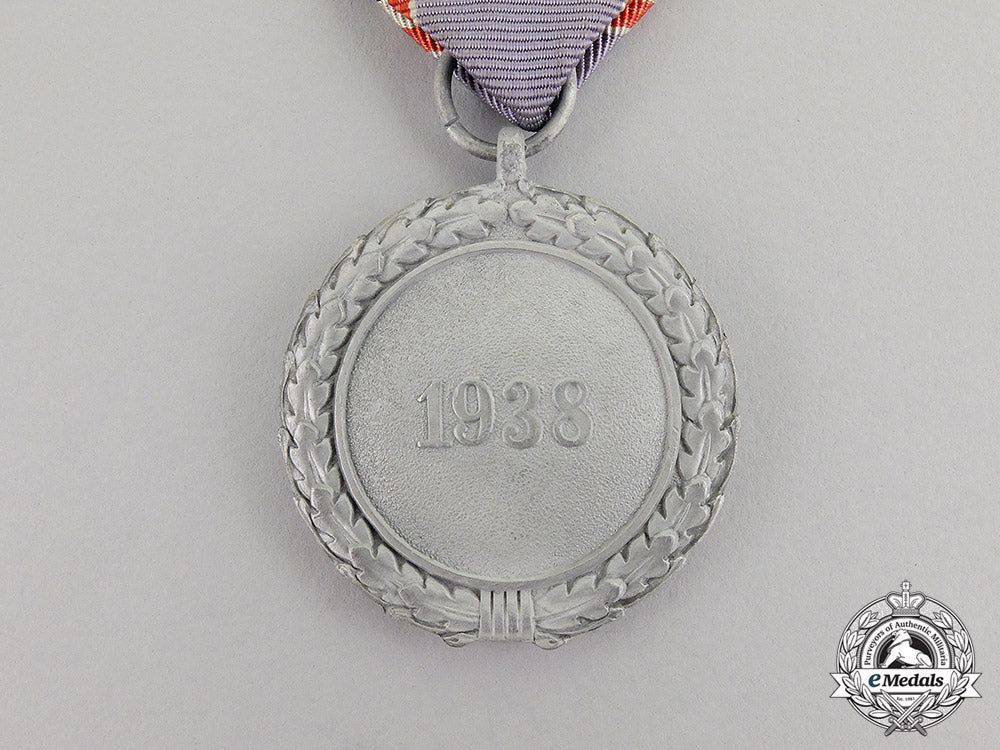 germany._an_air_raid_defense“_luftschutz”_medal;_second_class;_light_version_c17-3223
