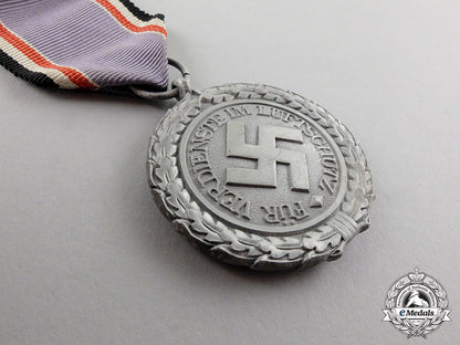 germany._an_air_raid_defense“_luftschutz”_medal;_second_class;_light_version_c17-3225