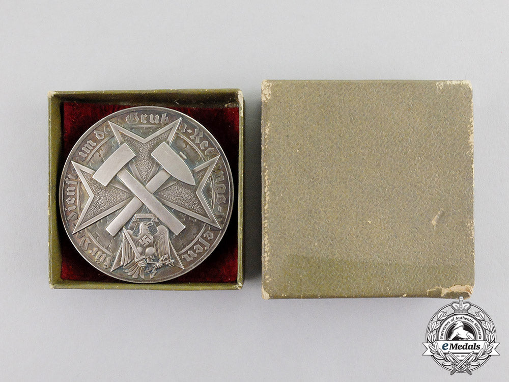 germany._a_rare_mine_rescue_medal_in_its_presentation_box_of_issue_c17-326_2_1_1