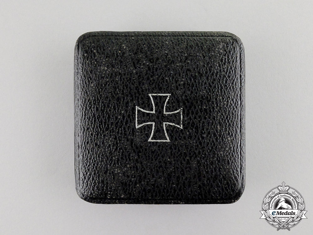 germany._an_iron_cross1939_first_class_in_its_presentation_case;_brass_core_version_c17-3287