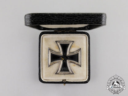 germany._an_iron_cross1939_first_class_in_its_presentation_case;_brass_core_version_c17-3288