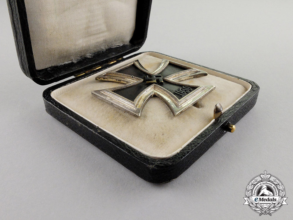 germany._an_iron_cross1939_first_class_in_its_presentation_case;_brass_core_version_c17-3289