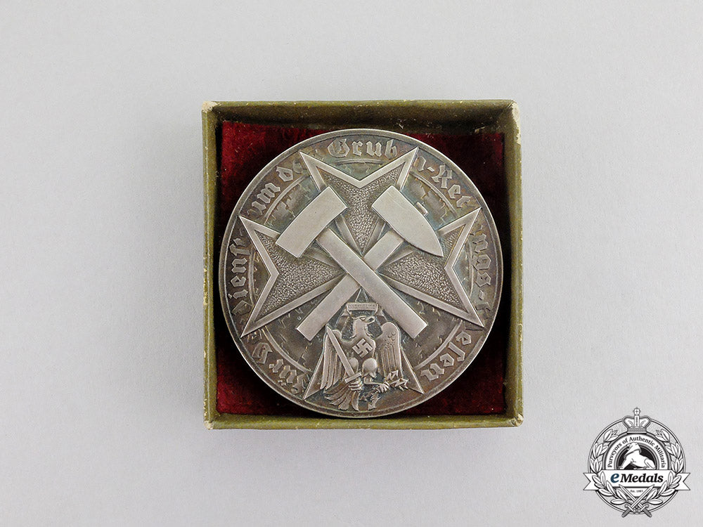 germany._a_rare_mine_rescue_medal_in_its_presentation_box_of_issue_c17-328_2_1_1