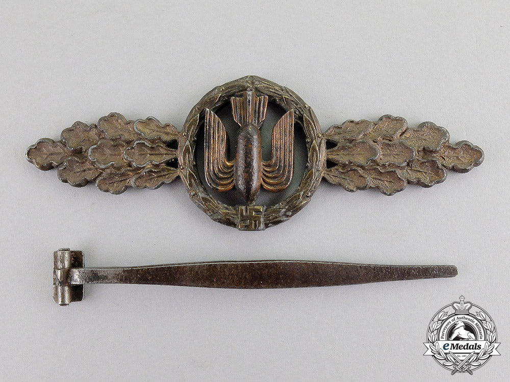 germany,_luftwaffe._a_squadron_clasps_for_bombers,_bronze_grade,_by_g.h._osang_c17-4039
