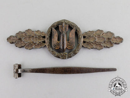 germany,_luftwaffe._a_squadron_clasps_for_bombers,_bronze_grade,_by_g.h._osang_c17-4039