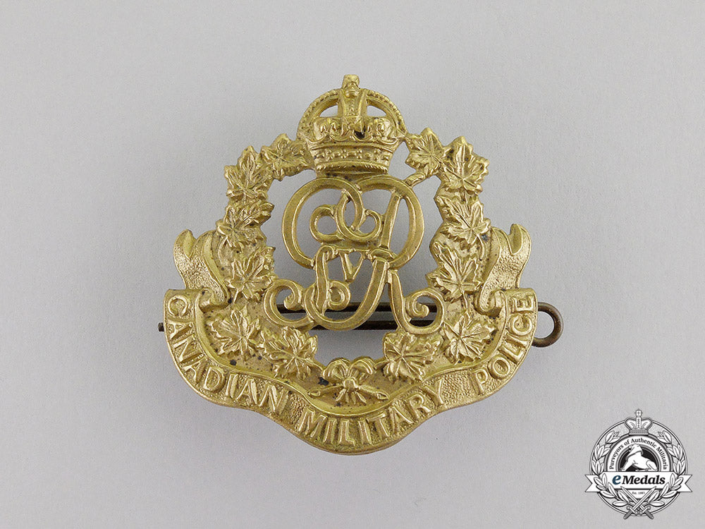 canada._a_military_police_corps_cap_badge,_second_version_with_gvr_cypher,_c.1917_c17-4240