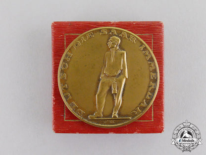 germany._a1935“_the_saar_is_german_forever”_vote_medal_in_its_presentation_box_c17-428_1