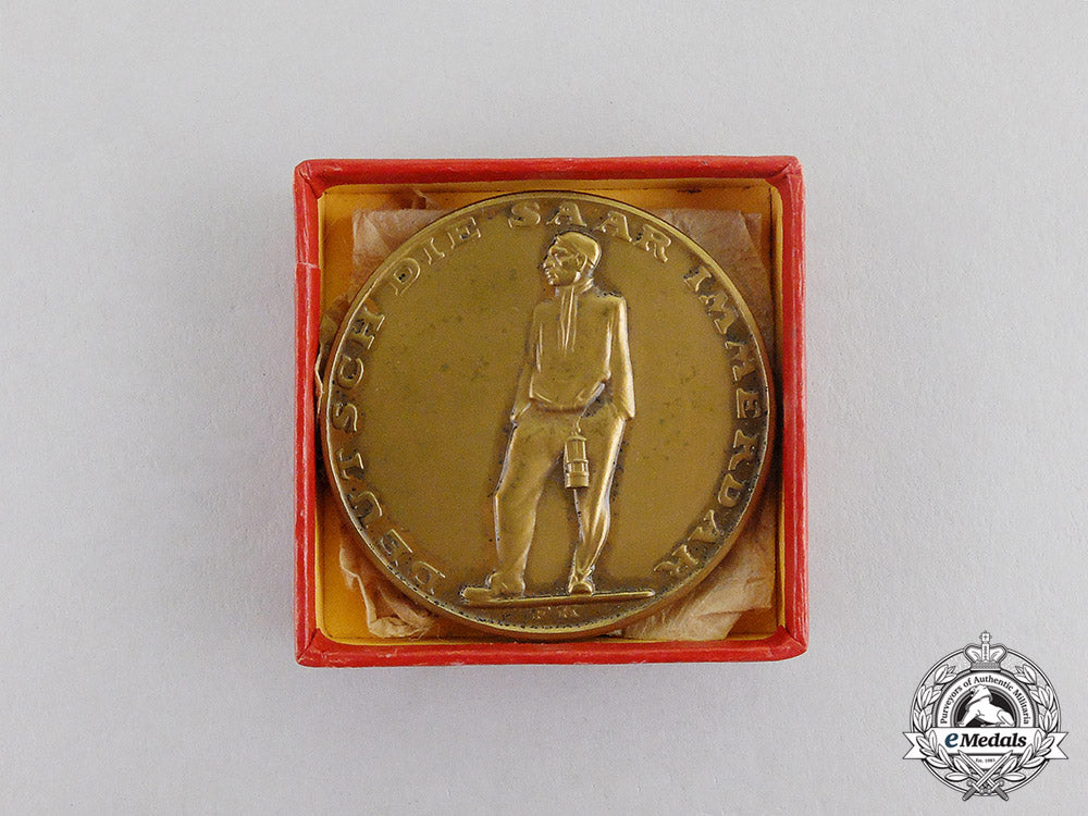 germany._a1935“_the_saar_is_german_forever”_vote_medal_in_its_presentation_box_c17-436_1