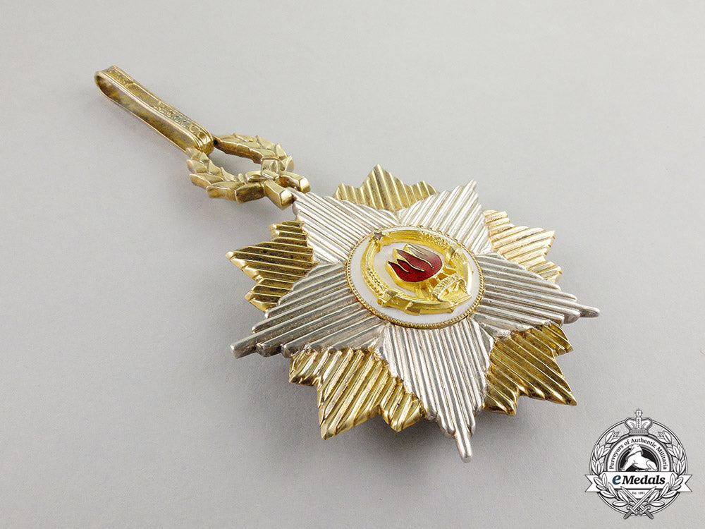 yugoslavia,_republic._an_order_of_the_yugoslav_flag_with_golden_wreath_c17-4690