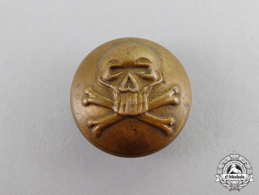 prussia._a_death's_head_hussars_tunic_button,_c.1914_c17-6416