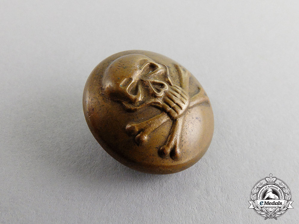 prussia._a_death's_head_hussars_tunic_button,_c.1914_c17-6419