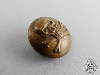 prussia._a_death's_head_hussars_tunic_button,_c.1914_c17-6419
