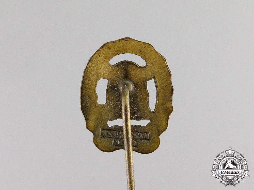 germany._five_third_reich_period_stick_pins_and_badges_c17-6447