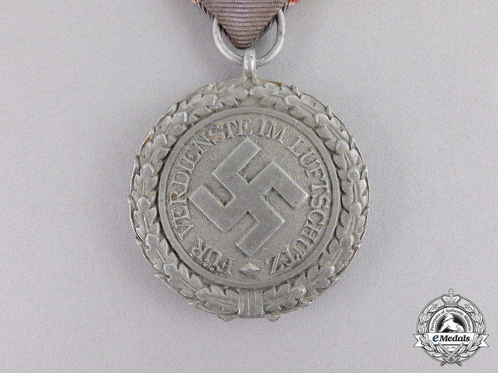 germany._an_air_raid_defence“_luftschutz”_medal;_second_class_light_version_c17-6579