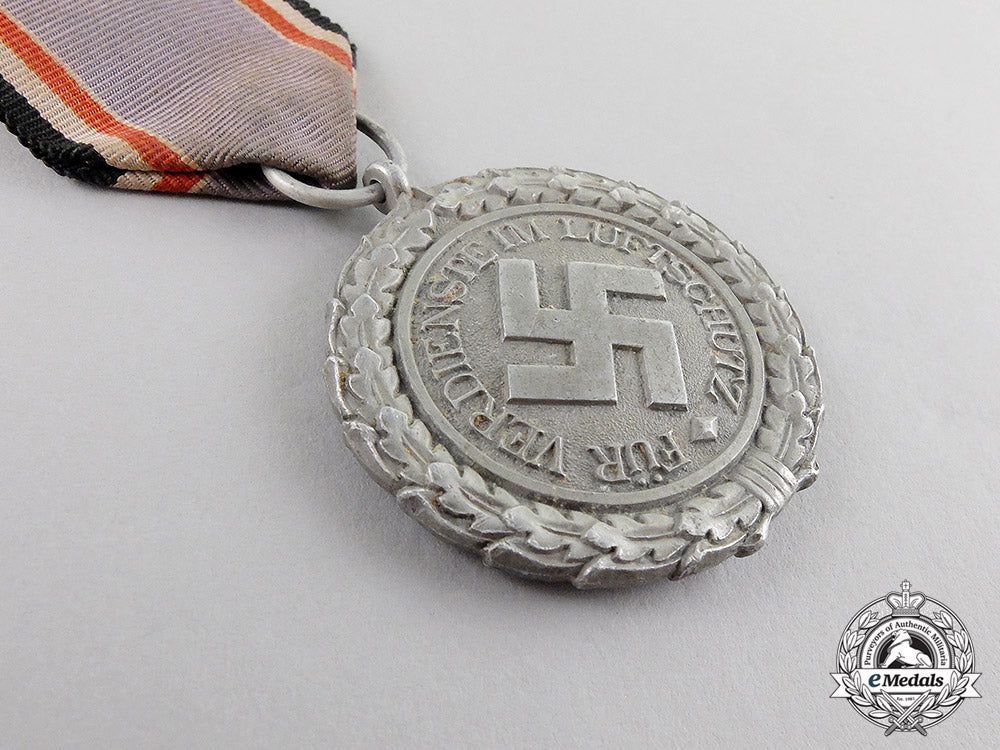 germany._an_air_raid_defence“_luftschutz”_medal;_second_class_light_version_c17-6582