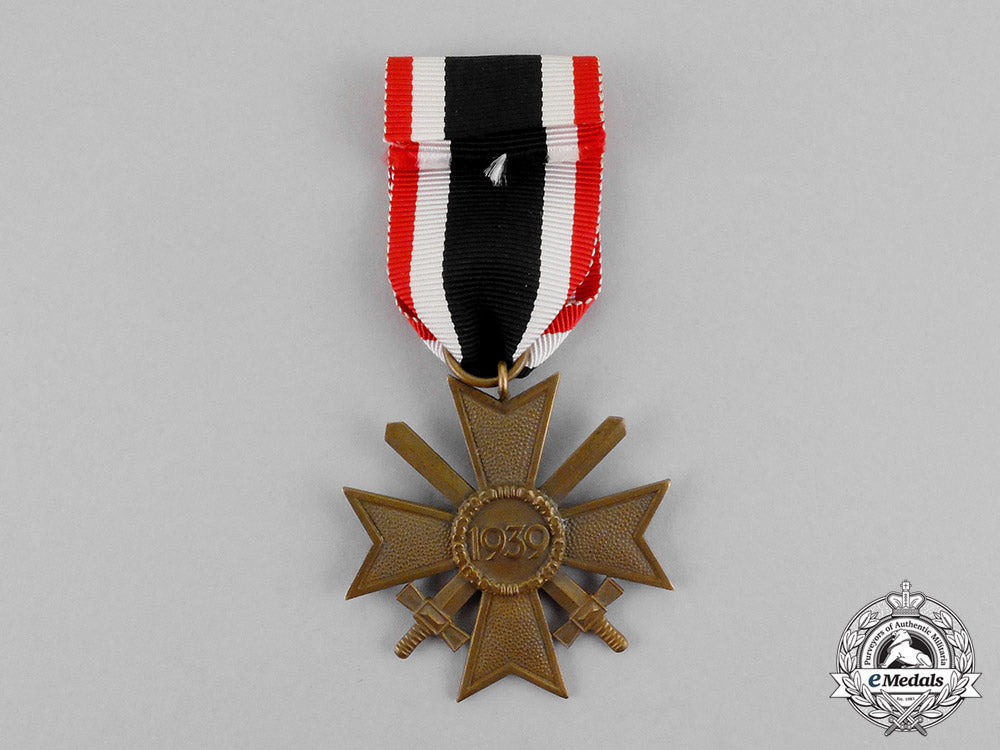germany._a_mint_war_merit_cross2_nd_class_with_swords_in_its_scarce_ldo_case_c17-7808