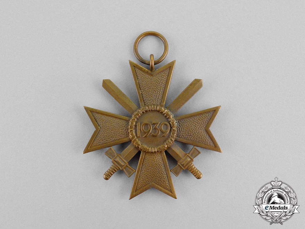 germany._a_mint_war_merit_cross2_nd_class_with_swords_in_its_scarce_ldo_case_c17-7812