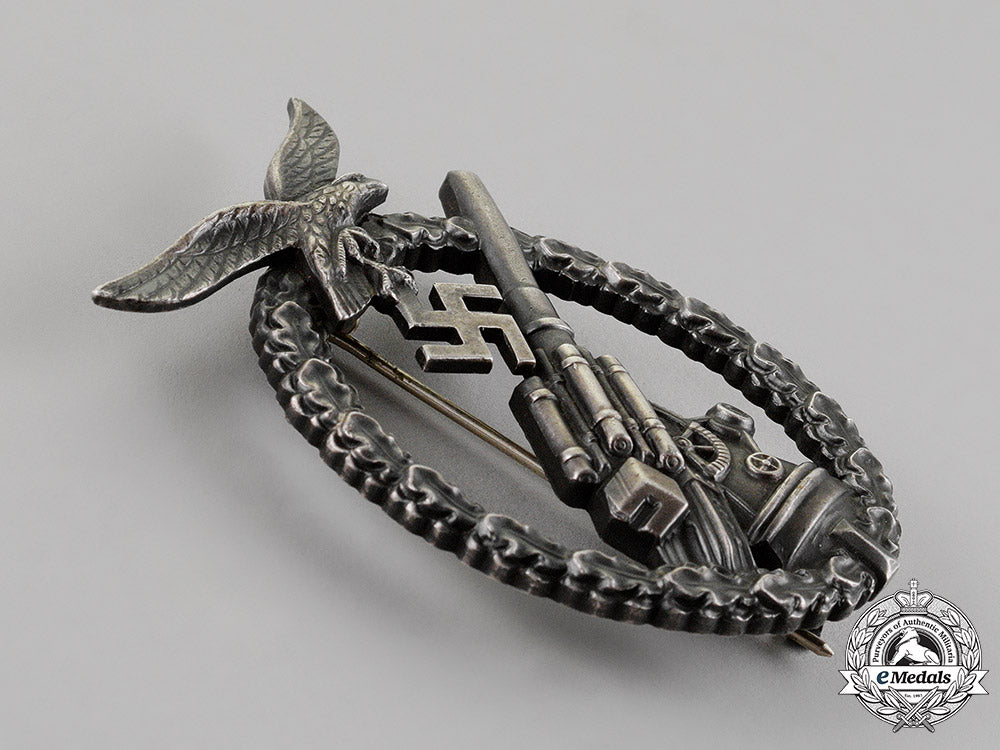 germany._a_mint_luftwaffe_flak_badge,_c.1942_c18-012364