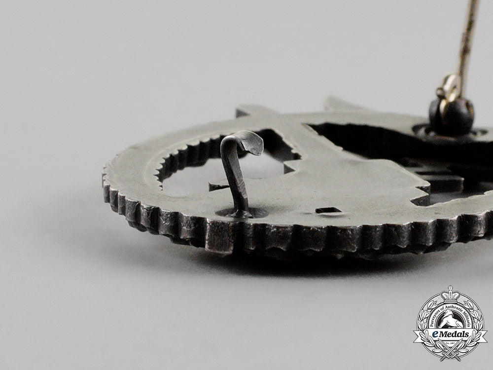 germany._a_mint_luftwaffe_flak_badge,_c.1942_c18-012366