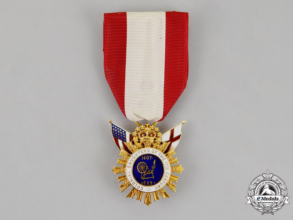 united_states._a_colonial_daughters_of_the_seventeenth_century_badge_in_gold,_c.1900_c18-012568