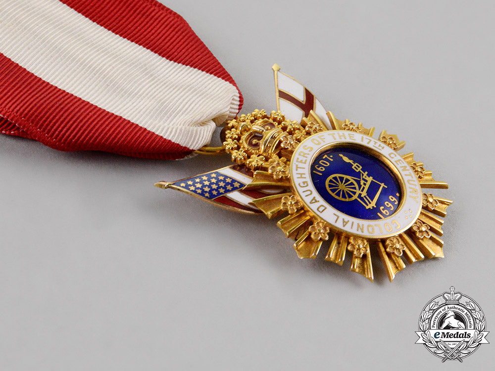 united_states._a_colonial_daughters_of_the_seventeenth_century_badge_in_gold,_c.1900_c18-012570