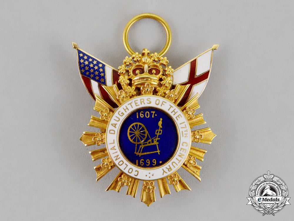 united_states._a_colonial_daughters_of_the_seventeenth_century_badge_in_gold,_c.1900_c18-012572