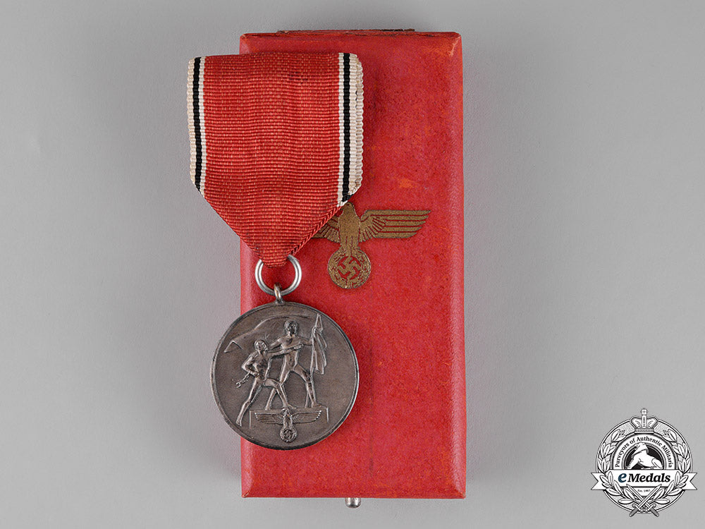 germany._an_austrian_anschluss_medal_in_its_presentation_case_of_issue,_c.1938_c18-013838