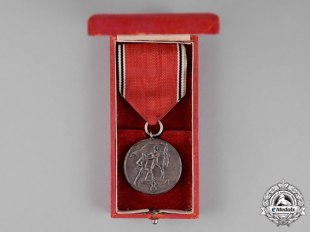 germany._an_austrian_anschluss_medal_in_its_presentation_case_of_issue,_c.1938_c18-013846