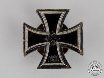 germany._an_iron_cross1939_first_class,_screwback_version,_by_r._wächtler&_lange_c18-014474