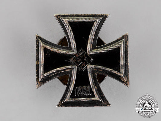 germany._an_iron_cross1939_first_class,_screwback_version,_by_r._wächtler&_lange_c18-014474