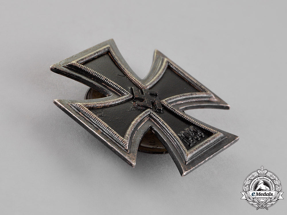 germany._an_iron_cross1939_first_class,_screwback_version,_by_r._wächtler&_lange_c18-014478