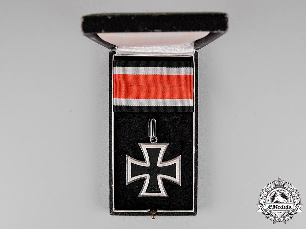 germany._a_knight's_cross_of_the_iron_cross,_by_steinhauer&_lück,_with_case_c18-015041