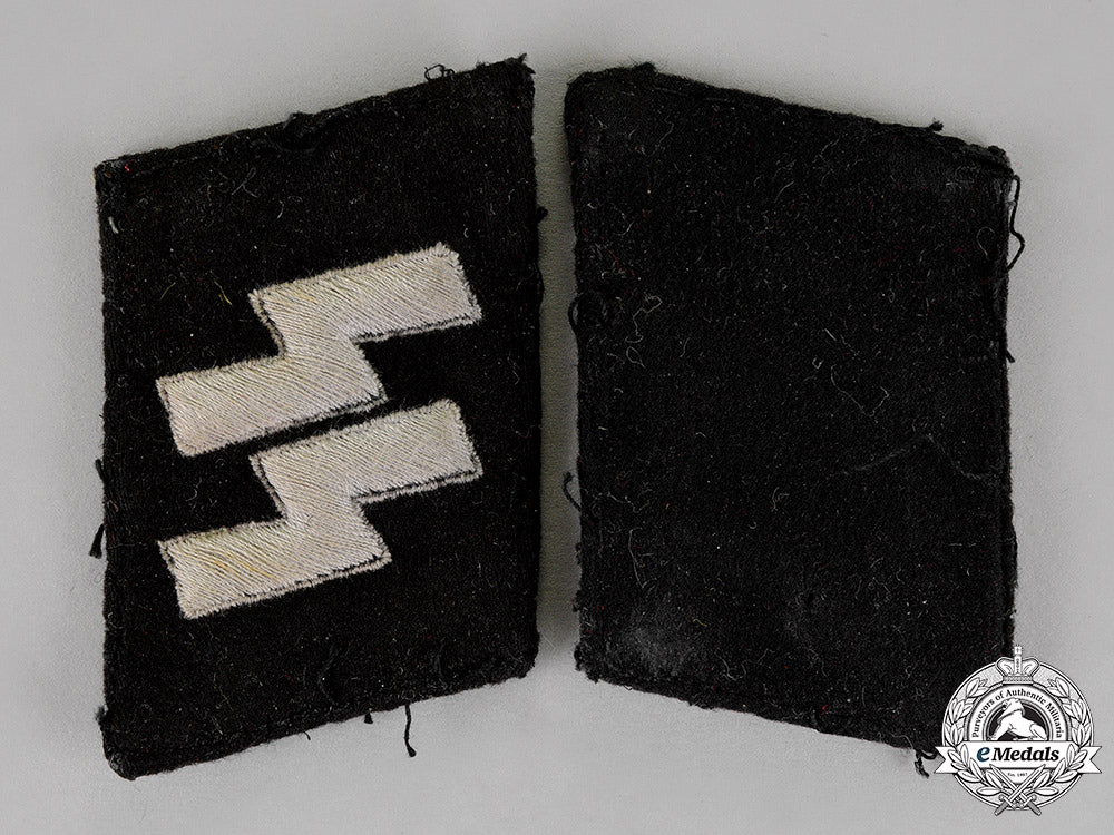 germany._a_pair_of_waffe-_ss_ss_mann's_collar_tabs,_type3(1940-45)_c18-015173