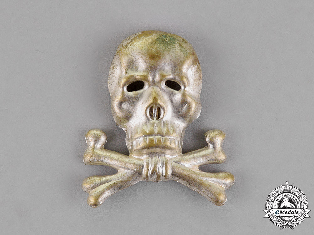 germany._a_braunschweiger_totenkopf_officer’s_cap_insignia_for_the_infantry_regiment_nr.92/_hussars_nr.17_c18-015831