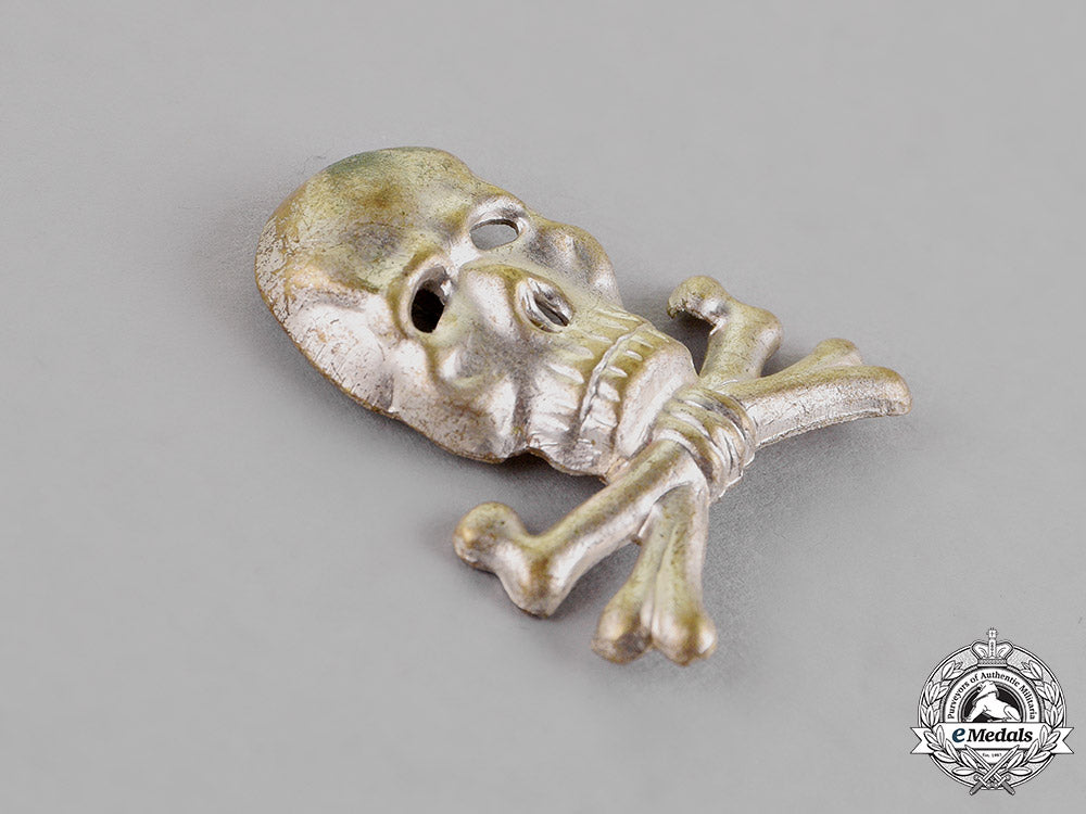 germany._a_braunschweiger_totenkopf_officer’s_cap_insignia_for_the_infantry_regiment_nr.92/_hussars_nr.17_c18-015833