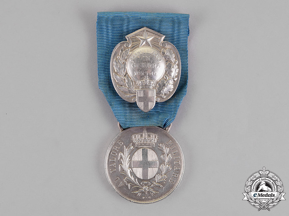 italy,_kingdom._an_al_valore_militare_with_honour_wound_badge,_c.1915_c18-015858