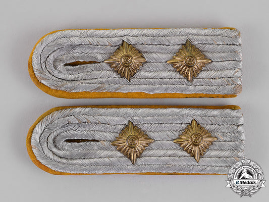 germany._a_set_of_luftwaffe_flyer’s_hauptmann_shoulder_boards,_slip-_on_type_c18-016031