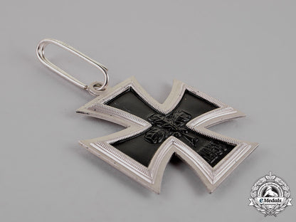 german_republic._a_knight’s_cross_of_the_iron_cross1939,_alternative1957_version,_early_silver_example_c18-016077