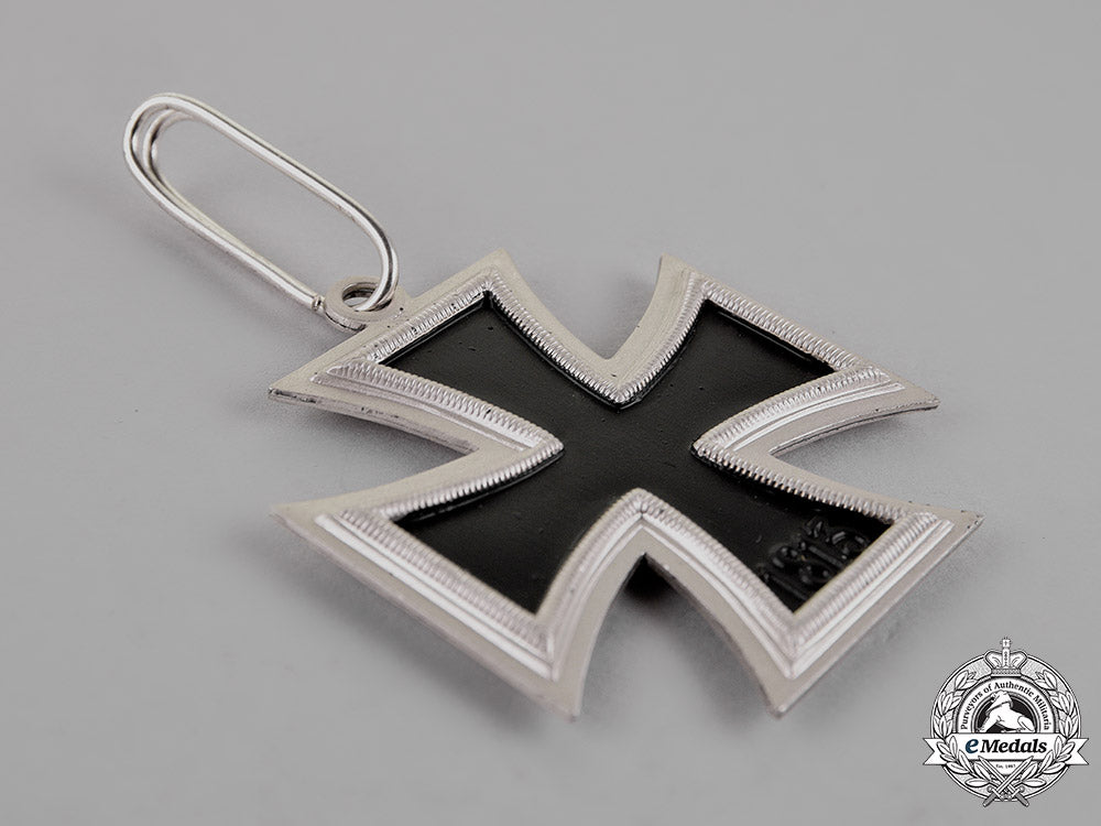 german_republic._a_knight’s_cross_of_the_iron_cross1939,_alternative1957_version,_early_silver_example_c18-016078