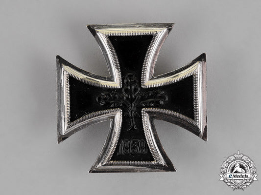 german_republic._an_iron_cross1939_first_class,_alternative1957_version_c18-016086