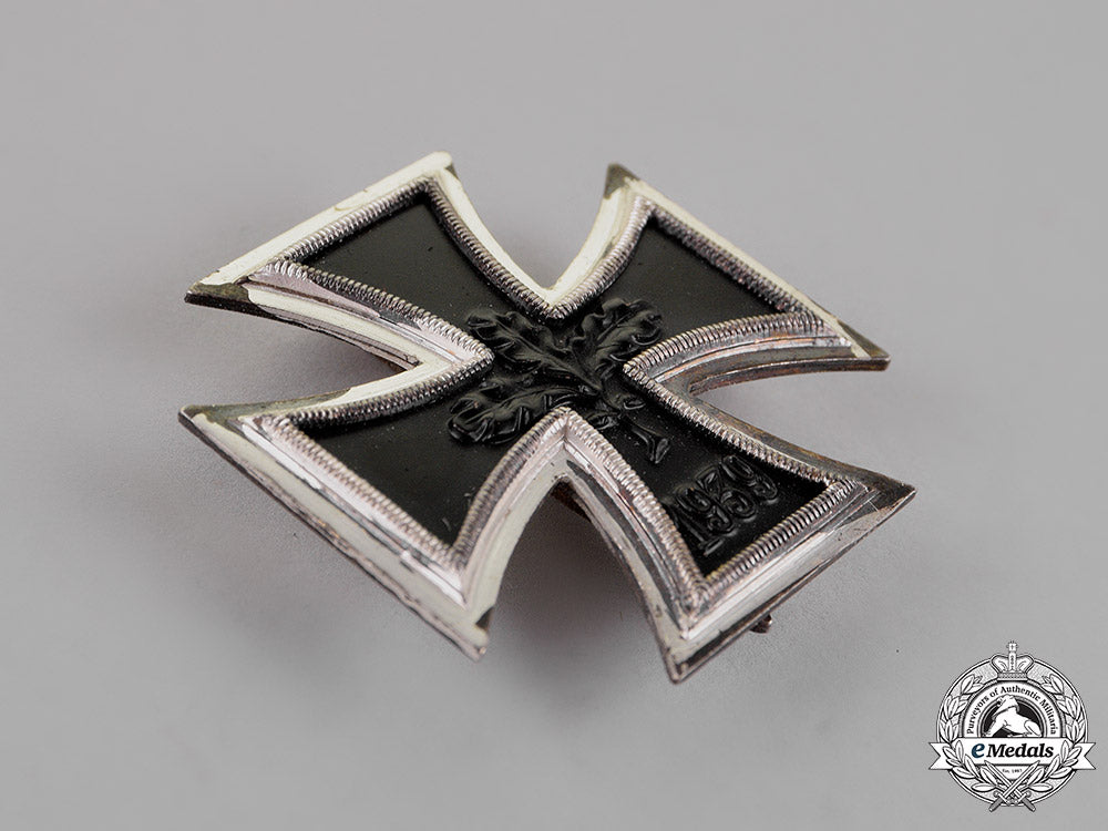 german_republic._an_iron_cross1939_first_class,_alternative1957_version_c18-016089