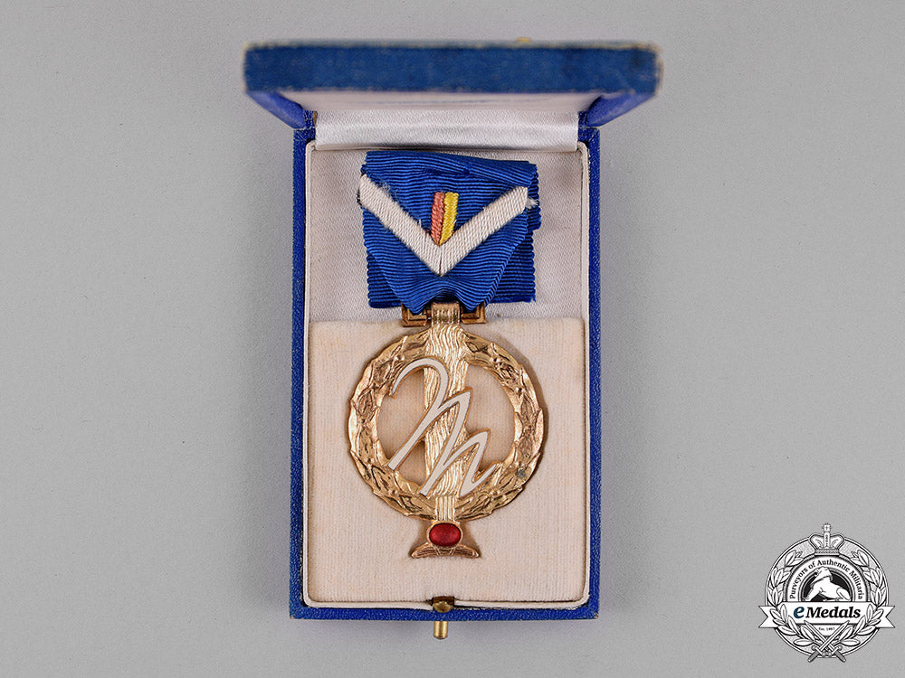 italy,_fascist._a_national_fascist_party(_pnf)_medal_with_case_c18-016132
