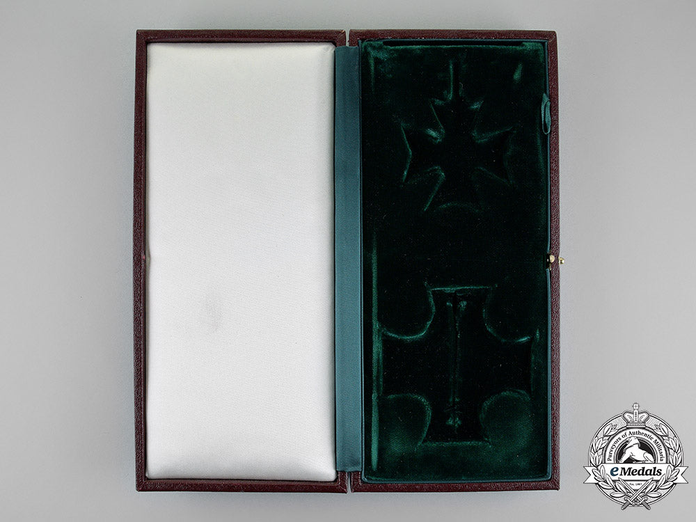 united_kingdom._a_royal_victorian_order,_knight_commander_set_case_c18-017131