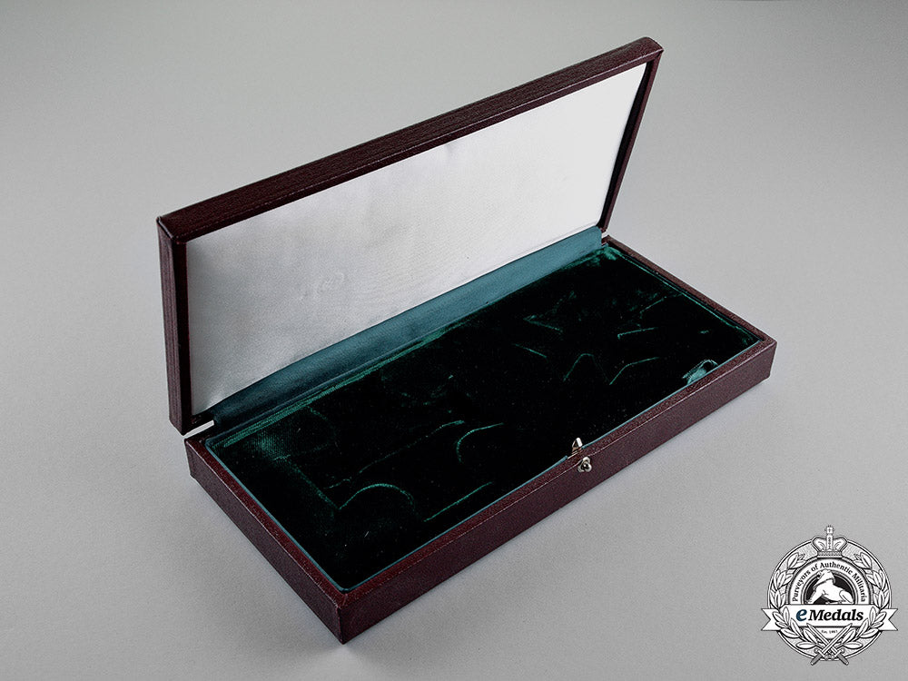 united_kingdom._a_royal_victorian_order,_knight_commander_set_case_c18-017134