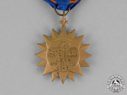 united_states._a_posthumously_awarded_air_medal_to_lieutenant_burke,_killed_in_a_flying_accident_at_la_tontouta,_new_caledonia_c18-017292