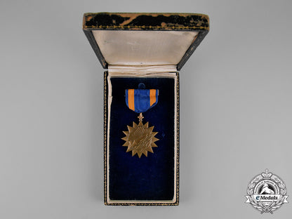 united_states._a_posthumously_awarded_air_medal_to_lieutenant_burke,_killed_in_a_flying_accident_at_la_tontouta,_new_caledonia_c18-017297